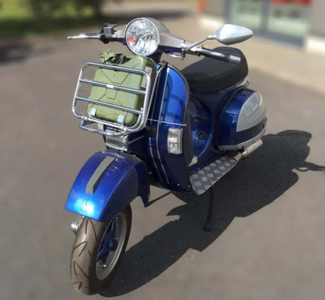 Tavarateline eteen, FA ITALIA, Vespa PV, PX, GS, SS, GT Tavarateline eteen, FA ITALIA, jossa paikka 5l peltiselle jerrykannulle. Sopii malleihin V50, 50S/N/L/R, 50SR, PV, ET3, PK S, PK XL, PX, T5, Sprint, Rally, GS160, SS180, TS, GT, GTR, VNA, VNB, VBA, VBB, Super ja V1-V33. Nopea asennus ilman työkaluja. Tavara-alueen koko 35x25 cm. Sopii lähes kaikkiin Vespa-malleihin, lukuunottamatta PK XL2 ja Cosa-malleja. Telineeseen sopiva jerrykannu, <a href="https://italialaiset.fi/tuote/peltinen-jerry-kannu-5l-oliivin-vihrea/">tuote 3332496</a>. Tavarateline eteen, FA ITALIA, Vespa PV, PX, GS, SS, GT