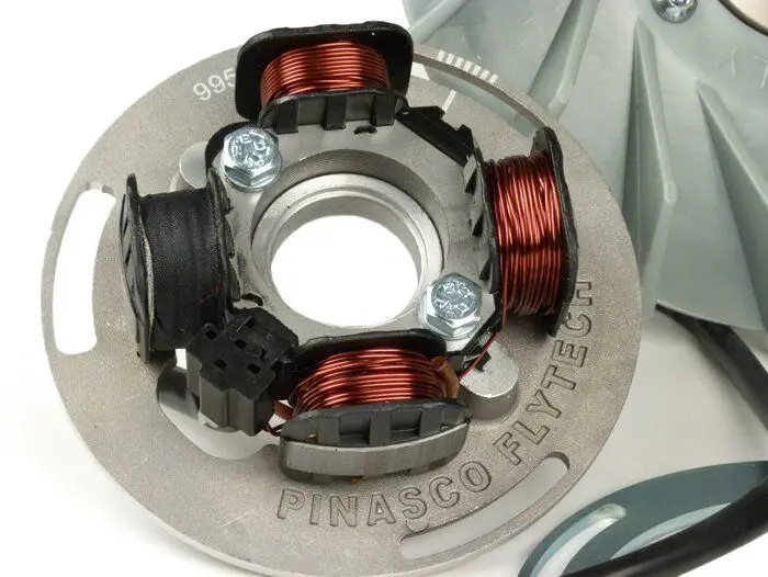 Kärjetön sytytys, Pinasco Flytech, Vespa V15-33, VM, VN, ACMA, VB1, VGL1, VLL <a href="https://italialaiset.fi/wp-content/uploads/2019/06/image-15.png"><img class="alignright size-full wp-image-14763" src="https://italialaiset.fi/wp-content/uploads/2019/06/image-15.png" alt="" width="148" height="40" /></a>Kärjetön sytytys, Pinasco Flytech, Vespa V15-33, VM, VN, ACMA, VB1, VGL1ja VLL. Tuotteessa mukana: <ul> <li>vauhtipyörä ja tuulettejan siipi (paino 1600g)</li> <li>pohjalevy, jossa sytytys yksikkö (staattori)</li> <li>CDI yksikkö, jossa sytytyksen säätö</li> <li>tulpanjohto</li> <li>jännitteensäädin</li> <li>maajohto</li> <li>asennusohje englanniksi ja italiaksi</li> </ul> Kärjetön sytytys, Pinasco Flytech, Vespa V15-33, VM, VN, ACMA, VB1, VGL1, VLL
