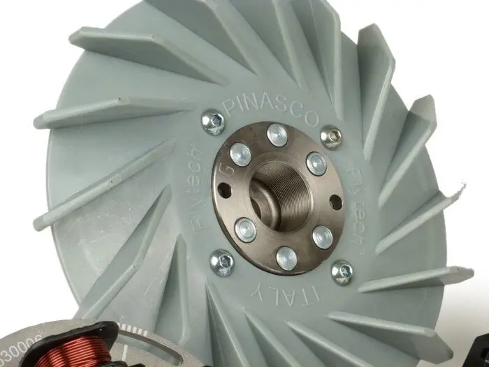 Kärjetön sytytys, Pinasco Flytech, Vespa V15-33, VM, VN, ACMA, VB1, VGL1, VLL <a href="https://italialaiset.fi/wp-content/uploads/2019/06/image-15.png"><img class="alignright size-full wp-image-14763" src="https://italialaiset.fi/wp-content/uploads/2019/06/image-15.png" alt="" width="148" height="40" /></a>Kärjetön sytytys, Pinasco Flytech, Vespa V15-33, VM, VN, ACMA, VB1, VGL1ja VLL. Tuotteessa mukana: <ul> <li>vauhtipyörä ja tuulettejan siipi (paino 1600g)</li> <li>pohjalevy, jossa sytytys yksikkö (staattori)</li> <li>CDI yksikkö, jossa sytytyksen säätö</li> <li>tulpanjohto</li> <li>jännitteensäädin</li> <li>maajohto</li> <li>asennusohje englanniksi ja italiaksi</li> </ul> Kärjetön sytytys, Pinasco Flytech, Vespa V15-33, VM, VN, ACMA, VB1, VGL1, VLL