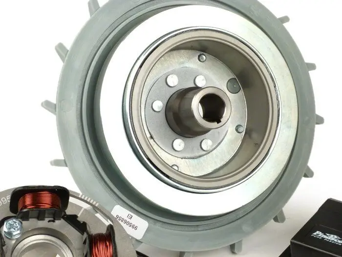Kärjetön sytytys, Pinasco Flytech, Vespa V15-33, VM, VN, ACMA, VB1, VGL1, VLL <a href="https://italialaiset.fi/wp-content/uploads/2019/06/image-15.png"><img class="alignright size-full wp-image-14763" src="https://italialaiset.fi/wp-content/uploads/2019/06/image-15.png" alt="" width="148" height="40" /></a>Kärjetön sytytys, Pinasco Flytech, Vespa V15-33, VM, VN, ACMA, VB1, VGL1ja VLL. Tuotteessa mukana: <ul> <li>vauhtipyörä ja tuulettejan siipi (paino 1600g)</li> <li>pohjalevy, jossa sytytys yksikkö (staattori)</li> <li>CDI yksikkö, jossa sytytyksen säätö</li> <li>tulpanjohto</li> <li>jännitteensäädin</li> <li>maajohto</li> <li>asennusohje englanniksi ja italiaksi</li> </ul> Kärjetön sytytys, Pinasco Flytech, Vespa V15-33, VM, VN, ACMA, VB1, VGL1, VLL