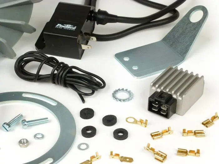 Kärjetön sytytys, Pinasco Flytech, Vespa V15-33, VM, VN, ACMA, VB1, VGL1, VLL <a href="https://italialaiset.fi/wp-content/uploads/2019/06/image-15.png"><img class="alignright size-full wp-image-14763" src="https://italialaiset.fi/wp-content/uploads/2019/06/image-15.png" alt="" width="148" height="40" /></a>Kärjetön sytytys, Pinasco Flytech, Vespa V15-33, VM, VN, ACMA, VB1, VGL1ja VLL. Tuotteessa mukana: <ul> <li>vauhtipyörä ja tuulettejan siipi (paino 1600g)</li> <li>pohjalevy, jossa sytytys yksikkö (staattori)</li> <li>CDI yksikkö, jossa sytytyksen säätö</li> <li>tulpanjohto</li> <li>jännitteensäädin</li> <li>maajohto</li> <li>asennusohje englanniksi ja italiaksi</li> </ul> Kärjetön sytytys, Pinasco Flytech, Vespa V15-33, VM, VN, ACMA, VB1, VGL1, VLL