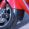 Lokasuojan jatke eteen, SLUK Guard Original Carbon, Vespa GTS, GTV Lokasuojan jatke eteen, Vespa GTS, GTS Super, GTV 125-300 (2018->). Materiaali muovi, hiilikuitujäljitelmä pinnoite. Sisältää kiinnitysruuvit, voidaan kiinnittää myös 2-puoleisella teipillä, jolloin ei tarvitse porata reikiä. Lokasuojan jatke eteen, SLUK Guard Original Carbon, Vespa GTS, GTV