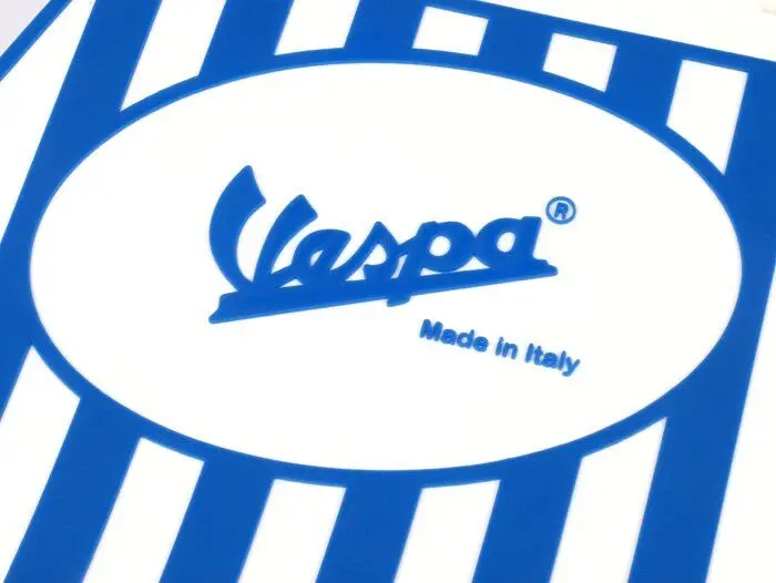 Roiskeläppä Vespa logolla, sini/valkoinen