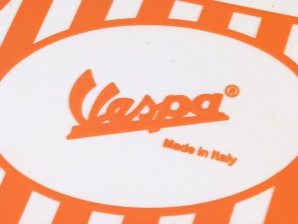 Roiskeläppä Vespa logolla, oranssi/valkoinen