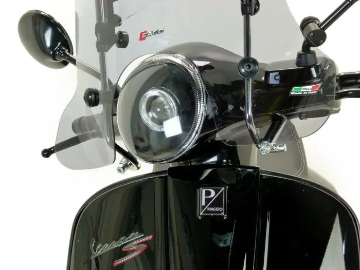 Tuulilasi Faco Twin Screen säädettävä, Vespa GT, GTL ja GTS <img class="alignright size-full wp-image-16032" src="https://italialaiset.fi/wp-content/uploads/2019/09/image.png" alt="" width="115" height="50" />Facon säädettävä Twin Screen tuulilasi. Sopii Vespa malleihin GT, GTL ja GTS. Korkeus säädettävä 245-420mm, leveys 560mm. Sisältää myös kiinnikkeet. Erinomainen tuote vespailijoille jotka haluavat pidentää ajokautta. Säädettävyys tekee tuotteesta erinoimaisen 2-in-1-tuotteen. Pikkupleksi ja puolikorkea, yhden hinnalla. Tuulilasi Faco Twin Screen säädettävä, Vespa GT, GTL ja GTS