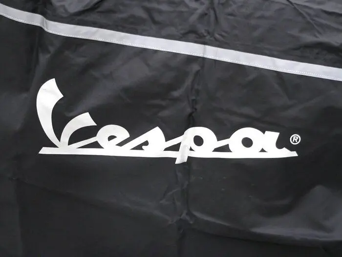 Suojapeite Vespa PX, Primavera, Sprint, ET2, ET4, LX, LXV ja S - musta <img class="alignright size-full wp-image-14728" src="https://italialaiset.fi/wp-content/uploads/2019/06/image-14.png" alt="" width="145" height="45" />Alkuperäinen Piaggio suojapeite malleihin Vespa PX, Primavera, Sprint, ET2, ET4, LX, LXV ja S - väri musta. Tuotteessa heijastavat raidat ja Vespa-logo. Antaa hyvän sääsuojan Vespallesi. Sopii myös P-sarjan 80/125/150 ja 200 Vespoille. <strong>Vinkki: Jos skootterissasi on vaalea istuin tai vaaleat kahvat, niin varmista ettei suojapeite värjää osia. Peitteet kannattaa pestä ennen käyttöä ja varmistaa näin että peitteestä ei lähde väriä.</strong> https://www.youtube.com/watch?v=KgcWJBPbMWw Suojapeite Vespa PX, Primavera, Sprint, ET2, ET4, LX, LXV ja S - musta