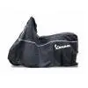 Suojapeite Vespa PX, Primavera, Sprint, ET2, ET4, LX, LXV ja S - musta <img class="alignright size-full wp-image-14728" data-src="https://italialaiset.fi/wp-content/uploads/2019/06/image-14.png" alt="" width="145" height="45" />Alkuperäinen Piaggio suojapeite malleihin Vespa PX, Primavera, Sprint, ET2, ET4, LX, LXV ja S - väri musta. Tuotteessa heijastavat raidat ja Vespa-logo. Antaa hyvän sääsuojan Vespallesi. Sopii myös P-sarjan 80/125/150 ja 200 Vespoille. <strong>Vinkki: Jos skootterissasi on vaalea istuin tai vaaleat kahvat, niin varmista ettei suojapeite värjää osia. Peitteet kannattaa pestä ennen käyttöä ja varmistaa näin että peitteestä ei lähde väriä.</strong> https://www.youtube.com/watch?v=KgcWJBPbMWw Suojapeite Vespa PX, Primavera, Sprint, ET2, ET4, LX, LXV ja S - musta