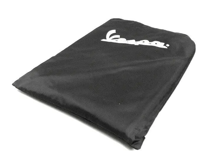 Suojapeite Vespa PX, Primavera, Sprint, ET2, ET4, LX, LXV ja S - musta <img class="alignright size-full wp-image-14728" src="https://italialaiset.fi/wp-content/uploads/2019/06/image-14.png" alt="" width="145" height="45" />Alkuperäinen Piaggio suojapeite malleihin Vespa PX, Primavera, Sprint, ET2, ET4, LX, LXV ja S - väri musta. Tuotteessa heijastavat raidat ja Vespa-logo. Antaa hyvän sääsuojan Vespallesi. Sopii myös P-sarjan 80/125/150 ja 200 Vespoille. <strong>Vinkki: Jos skootterissasi on vaalea istuin tai vaaleat kahvat, niin varmista ettei suojapeite värjää osia. Peitteet kannattaa pestä ennen käyttöä ja varmistaa näin että peitteestä ei lähde väriä.</strong> https://www.youtube.com/watch?v=KgcWJBPbMWw Suojapeite Vespa PX, Primavera, Sprint, ET2, ET4, LX, LXV ja S - musta