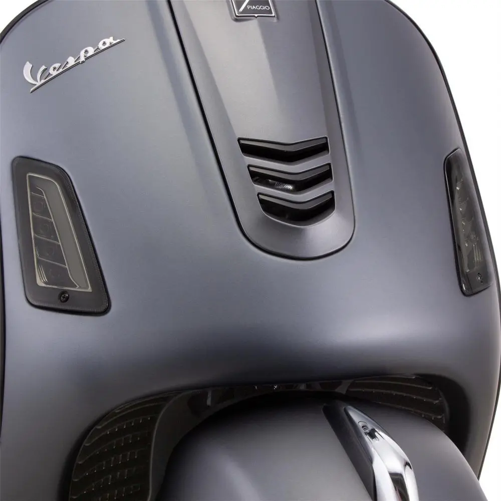 Vilkkusarja SIP eteen ja taakse LED, tummennettu, Vespa GTS, GT ja GTV SIPin omaa tuotantoa oleva LED-vilkkusarja tummenetuilla laseilla. EU-hyväksytty. Sisältää myös virtaa säästävät päivävalot, sisältää polttimot. Vilkkusarja SIP eteen ja taakse LED, tummennettu, Vespa GTS, GT ja GTV - Image 23
