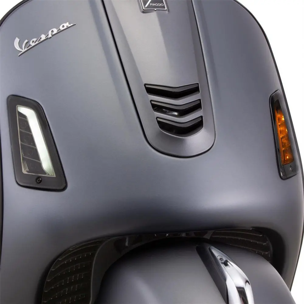 Vilkkusarja SIP eteen ja taakse LED, tummennettu, Vespa GTS, GT ja GTV SIPin omaa tuotantoa oleva LED-vilkkusarja tummenetuilla laseilla. EU-hyväksytty. Sisältää myös virtaa säästävät päivävalot, sisältää polttimot. Vilkkusarja SIP eteen ja taakse LED, tummennettu, Vespa GTS, GT ja GTV - Image 24