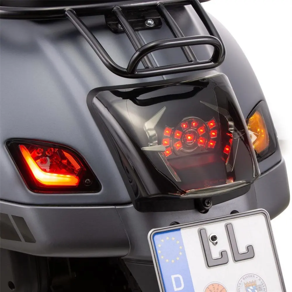 Vilkkusarja SIP eteen ja taakse LED, tummennettu, Vespa GTS, GT ja GTV SIPin omaa tuotantoa oleva LED-vilkkusarja tummenetuilla laseilla. EU-hyväksytty. Sisältää myös virtaa säästävät päivävalot, sisältää polttimot. Vilkkusarja SIP eteen ja taakse LED, tummennettu, Vespa GTS, GT ja GTV