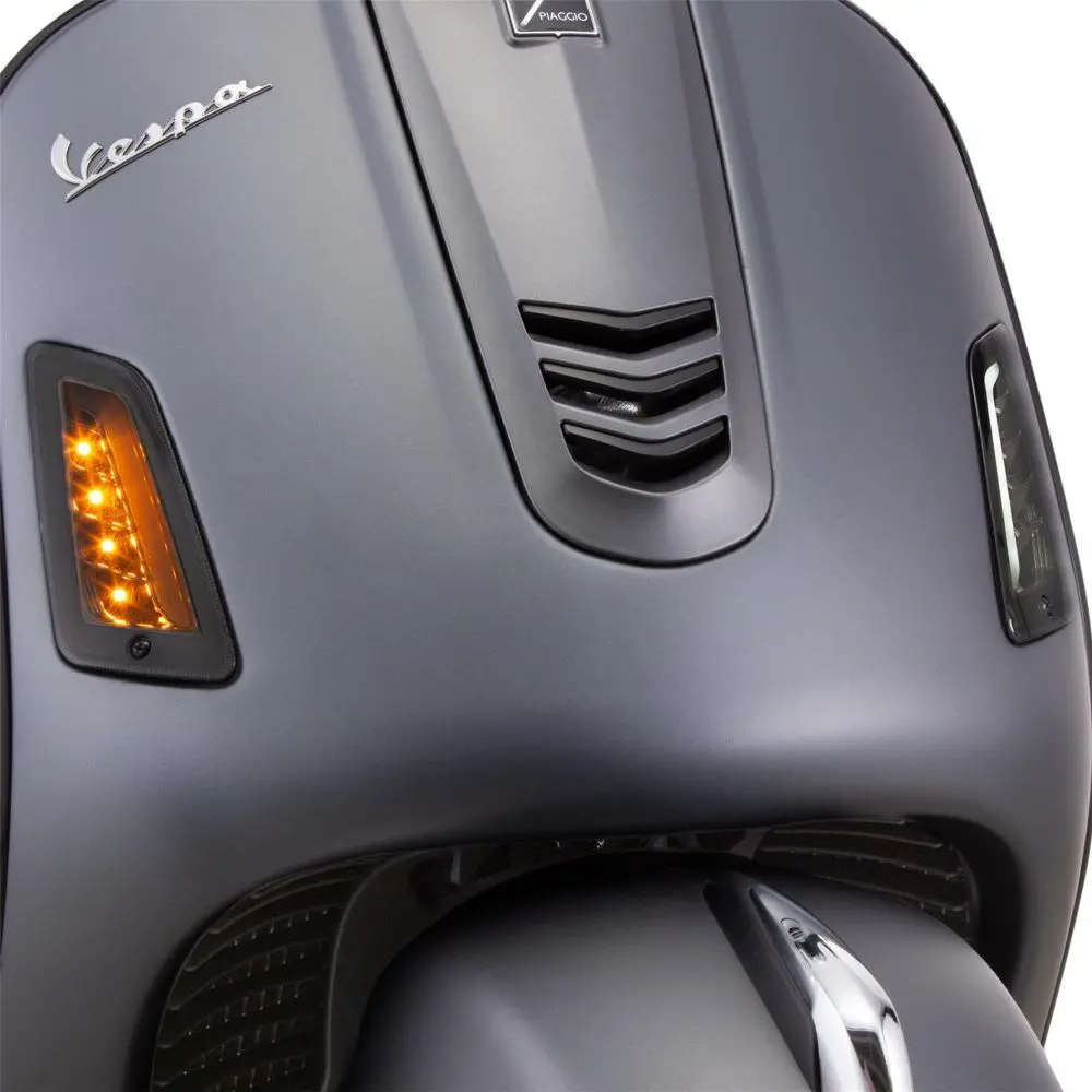 Vilkkusarja SIP eteen ja taakse LED, tummennettu, Vespa GTS, GT ja GTV SIPin omaa tuotantoa oleva LED-vilkkusarja tummenetuilla laseilla. EU-hyväksytty. Sisältää myös virtaa säästävät päivävalot, sisältää polttimot. Vilkkusarja SIP eteen ja taakse LED, tummennettu, Vespa GTS, GT ja GTV - Image 8