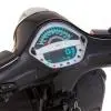 Nopeusmittari Vespa GTS asennettuna vinosti, sinertävä näyttö