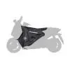 Jalkasuoja Thermoscud®, Vespa Primavera ja Sprint Jalkasuoja Thermoscud®, malleihin Vespa Primavera ja Sprint. <ul> <li>vedenpitävä materiaali, valmistettu paksusta nylonista</li> <li>pehmä sisäpuolen vuori</li> <li>S.G.A.S. (patented anti-flutter-system for faster speeds)</li> <li>heijastavat huomionauhat</li> <li>vesitiivis kuljetuslaukku</li> <li>metallirengas lukitusta varten malleihin joissa ei saa ruuvikiinnitystä</li> </ul> Jalkasuoja Thermoscud®, Vespa GTS, GTV ja GT