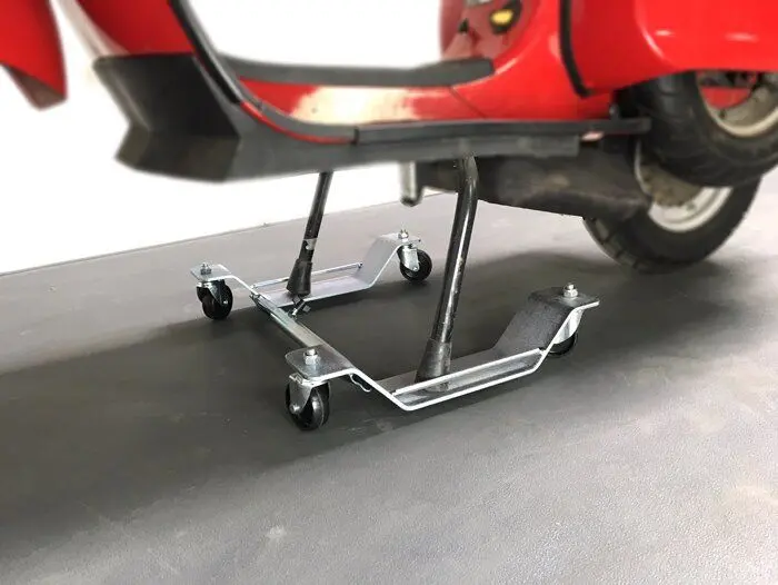 Skootteri Dolly BGM Pro, Vespa ja Lambretta klassikot <a href="https://italialaiset.fi/wp-content/uploads/2019/10/image-1.png"><img class="alignright size-full wp-image-16827" src="https://italialaiset.fi/wp-content/uploads/2019/10/image-1.png" alt="BGM Pro Supercharged" width="140" height="40" /></a>Skootteri Dolly BGM Pro, Vespa pikkurunkoiset / isorunkoiset / leveärunkoiset, Lambretta series 1-3 - V50, V90, PV, ET3, PK, PX, T5 125cc, Rally, Sprint, GT, GTR, SS180, GL, Super, GS160, VNA, VNB, VBA, VBB, V1-V15, V30-V33, VN, VM, VU ja V. Äärettömän katevä skootterin siirtylessä esimerkiksi ahtaassa autotallissa. Leveys saadettävissä keskituelle. Materiaali galvanoitua terästä. Kantavuus 200kg, jokainen pyörä kestää 50kg kuorman. Skootteri Dolly BGM Pro, Vespa ja Lambretta klassikot