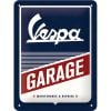 Vespa Garage kyltti. Materiaali tukevaa teräspeltiä. Peltiin pakotettu kohokuvio. Kulmissa valmiina reiät kiinnitystä varten. <ul> <li>kyltin koko 15x20 cm</li> </ul> Valmistettu Saksassa, aito Nostalgic-Art tuote.