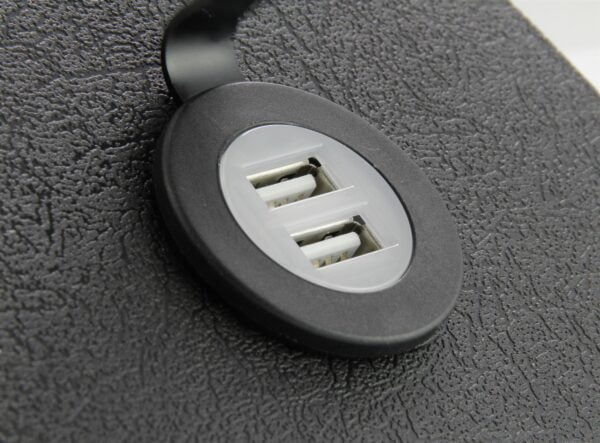 USB-lataus hansikalokeron peitelevyyn; Vespa GTS, GTV ja GT