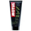 Motul M4 Hands Clean, käsienpuhdistusaine 100 ml <img class="alignright size-full wp-image-28258" data-src="https://italialaiset.fi/wp-content/uploads/2020/09/motul.jpg" alt="" width="113" height="29" />Kätevä Motul M4 Hands Clean, käsienpuhdistusaine 100 ml tuubissa. Erittäin hyvä tuote kulkimen työkalupakissa. Tällä käsienpuhdistusaineella putsaat kädet helposti ilman vettä tien päällä tehdyn remontin jälkeen. Pidettävä pois lasten ulottuvilta. Katso alla oleva video! Motul M4 Hands Clean, käsienpuhdistusaine 100 ml