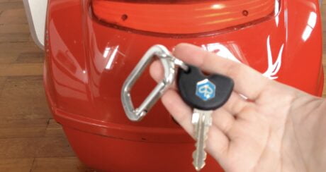 Takaboxin avaus Vespan virta-avaimella