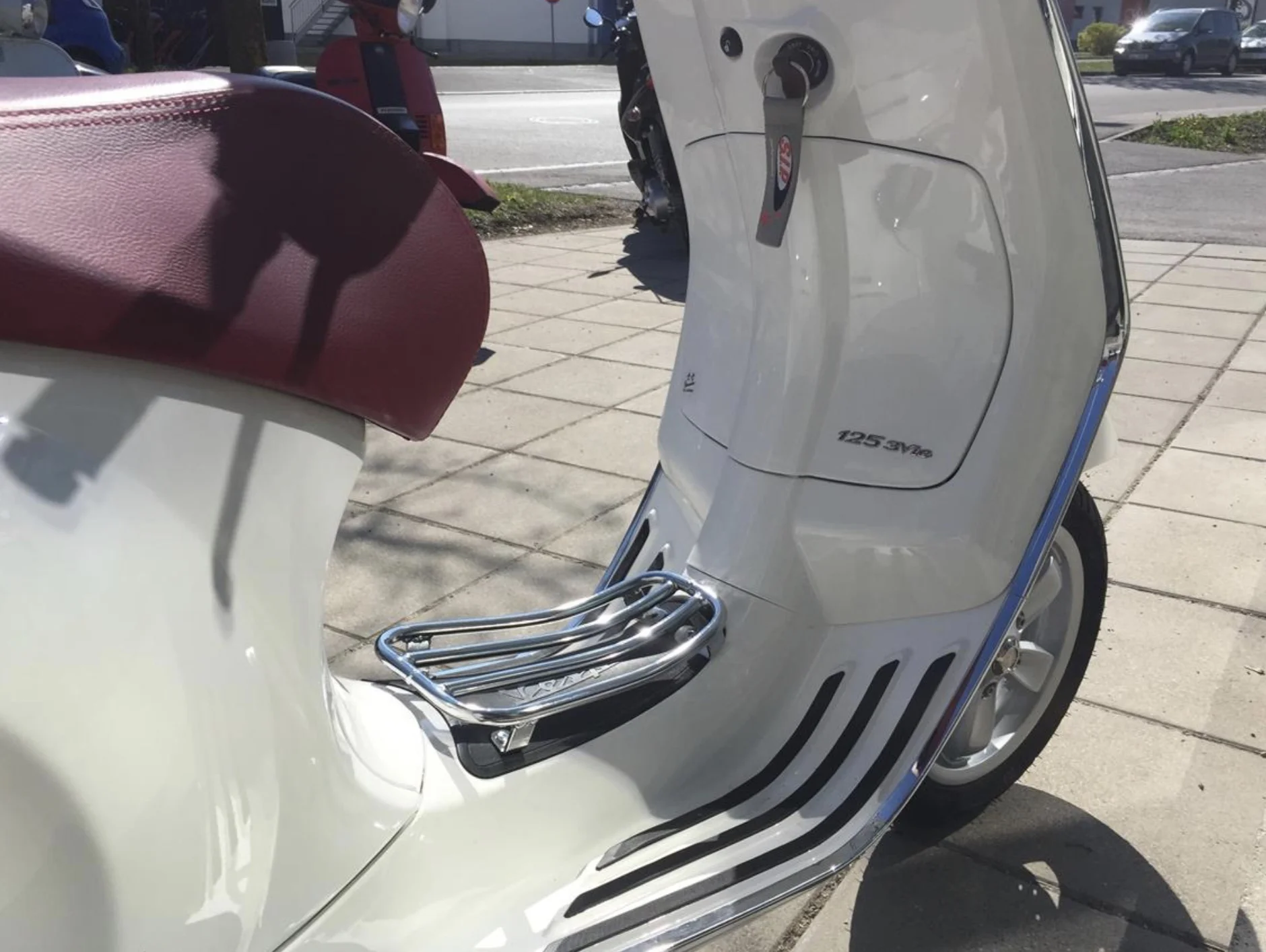 Tavarateline jalkatilaan kromattu SIP, Vespa Primavera/Sprint 50-100cc <a href="https://italialaiset.fi/wp-content/uploads/2021/08/sip-style.jpg"><img class="alignright size-full wp-image-37193" src="https://italialaiset.fi/wp-content/uploads/2021/08/sip-style.jpg" alt="" width="111" height="41" /></a>Tavarateline jalkatilaan kromattu SIP, Vespa Primavera/Sprint 50-100cc -malleihin. <ul> <li>väri kromattu</li> <li>tukeva malli</li> </ul> Tarkista sopivuus tyyppikoodilla alla olevasta taulukosta. Tavarateline jalkatilaan kromattu SIP, Vespa Primavera/Sprint 50-100cc