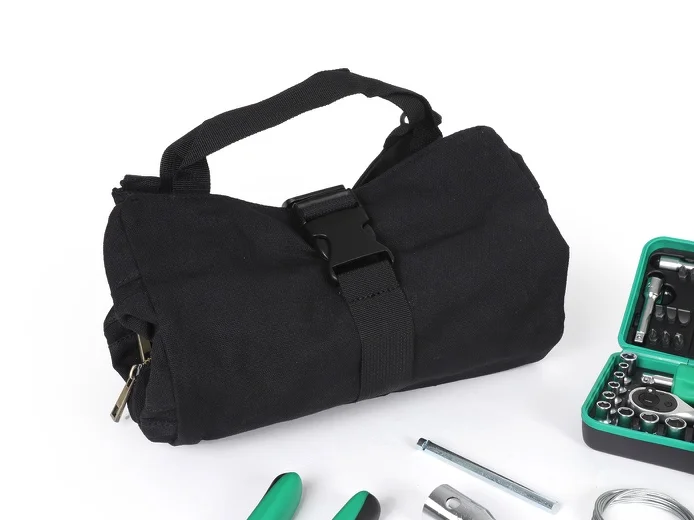 Työkalulaukku musta Moto Nostra + työkalut <a href="https://italialaiset.fi/wp-content/uploads/2020/12/image-10.png"><img class="alignright wp-image-30269" src="https://italialaiset.fi/wp-content/uploads/2020/12/image-10.png" alt="" width="114" height="51" /></a>Moto Nostran suosittu vahatusta kankaasta valmistettu työkalulaukku varustettuna Toptulin ensiluokkaisilla työkaluilla. Tässä työkalulaukkumallissa on myös tarpeeksi tilaa, jotta se on ihanteellinen kumppani pidemmällekin skootterimatkalle. Paketissa mukana: <ul> <li>6 kiintolenkkiavainta koot (7, 8, 9, 10, 11 ja 13 mm)</li> <li>10-osainen ½" hylsyavainsarja, jonka koot (10, 11, 13, 14, 17, 19, 21, 22 ja 24mm)</li> <li>41-osainen ¼" hylsysarja, jonka koot vaihtelevat välillä 4mm - 14mm, plus kärjet uralle, Phillipsille, kuusikulmiolle ja TX</li> <li>pihdit</li> <li>siirtoleukapihdit</li> <li>sytytystulpan avain</li> <li>10 nippusidettä</li> <li>10m eristenauha</li> <li>100 g rautalankaa</li> <li>11-osainen Bowden-vaijerin nippasarja</li> <li>musta canvas-työkalulaukku, jossa 5 lokeroa</li> </ul> Työkalulaukku musta Moto Nostra + työkalut