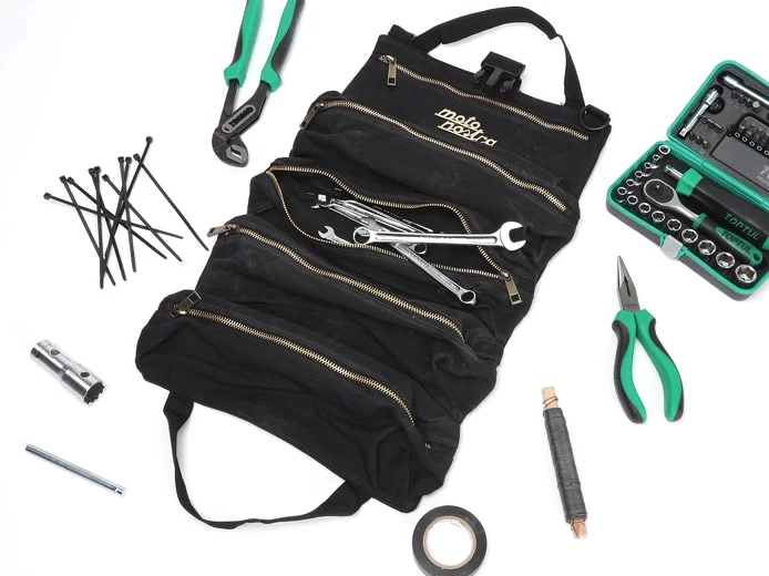 Työkalulaukku musta Moto Nostra + työkalut <a href="https://italialaiset.fi/wp-content/uploads/2020/12/image-10.png"><img class="alignright wp-image-30269" src="https://italialaiset.fi/wp-content/uploads/2020/12/image-10.png" alt="" width="114" height="51" /></a>Moto Nostran suosittu vahatusta kankaasta valmistettu työkalulaukku varustettuna Toptulin ensiluokkaisilla työkaluilla. Tässä työkalulaukkumallissa on myös tarpeeksi tilaa, jotta se on ihanteellinen kumppani pidemmällekin skootterimatkalle. Paketissa mukana: <ul> <li>6 kiintolenkkiavainta koot (7, 8, 9, 10, 11 ja 13 mm)</li> <li>10-osainen ½" hylsyavainsarja, jonka koot (10, 11, 13, 14, 17, 19, 21, 22 ja 24mm)</li> <li>41-osainen ¼" hylsysarja, jonka koot vaihtelevat välillä 4mm - 14mm, plus kärjet uralle, Phillipsille, kuusikulmiolle ja TX</li> <li>pihdit</li> <li>siirtoleukapihdit</li> <li>sytytystulpan avain</li> <li>10 nippusidettä</li> <li>10m eristenauha</li> <li>100 g rautalankaa</li> <li>11-osainen Bowden-vaijerin nippasarja</li> <li>musta canvas-työkalulaukku, jossa 5 lokeroa</li> </ul> Työkalulaukku musta Moto Nostra + työkalut