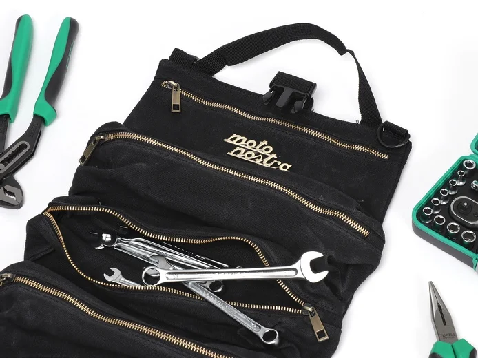 Työkalulaukku musta Moto Nostra + työkalut <a href="https://italialaiset.fi/wp-content/uploads/2020/12/image-10.png"><img class="alignright wp-image-30269" src="https://italialaiset.fi/wp-content/uploads/2020/12/image-10.png" alt="" width="114" height="51" /></a>Moto Nostran suosittu vahatusta kankaasta valmistettu työkalulaukku varustettuna Toptulin ensiluokkaisilla työkaluilla. Tässä työkalulaukkumallissa on myös tarpeeksi tilaa, jotta se on ihanteellinen kumppani pidemmällekin skootterimatkalle. Paketissa mukana: <ul> <li>6 kiintolenkkiavainta koot (7, 8, 9, 10, 11 ja 13 mm)</li> <li>10-osainen ½" hylsyavainsarja, jonka koot (10, 11, 13, 14, 17, 19, 21, 22 ja 24mm)</li> <li>41-osainen ¼" hylsysarja, jonka koot vaihtelevat välillä 4mm - 14mm, plus kärjet uralle, Phillipsille, kuusikulmiolle ja TX</li> <li>pihdit</li> <li>siirtoleukapihdit</li> <li>sytytystulpan avain</li> <li>10 nippusidettä</li> <li>10m eristenauha</li> <li>100 g rautalankaa</li> <li>11-osainen Bowden-vaijerin nippasarja</li> <li>musta canvas-työkalulaukku, jossa 5 lokeroa</li> </ul> Työkalulaukku musta Moto Nostra + työkalut