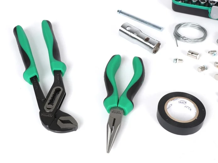 Työkalulaukku musta Moto Nostra + työkalut <a href="https://italialaiset.fi/wp-content/uploads/2020/12/image-10.png"><img class="alignright wp-image-30269" src="https://italialaiset.fi/wp-content/uploads/2020/12/image-10.png" alt="" width="114" height="51" /></a>Moto Nostran suosittu vahatusta kankaasta valmistettu työkalulaukku varustettuna Toptulin ensiluokkaisilla työkaluilla. Tässä työkalulaukkumallissa on myös tarpeeksi tilaa, jotta se on ihanteellinen kumppani pidemmällekin skootterimatkalle. Paketissa mukana: <ul> <li>6 kiintolenkkiavainta koot (7, 8, 9, 10, 11 ja 13 mm)</li> <li>10-osainen ½" hylsyavainsarja, jonka koot (10, 11, 13, 14, 17, 19, 21, 22 ja 24mm)</li> <li>41-osainen ¼" hylsysarja, jonka koot vaihtelevat välillä 4mm - 14mm, plus kärjet uralle, Phillipsille, kuusikulmiolle ja TX</li> <li>pihdit</li> <li>siirtoleukapihdit</li> <li>sytytystulpan avain</li> <li>10 nippusidettä</li> <li>10m eristenauha</li> <li>100 g rautalankaa</li> <li>11-osainen Bowden-vaijerin nippasarja</li> <li>musta canvas-työkalulaukku, jossa 5 lokeroa</li> </ul> Työkalulaukku musta Moto Nostra + työkalut