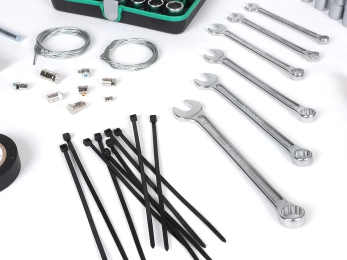 Työkalulaukku musta Moto Nostra + työkalut <a href="https://italialaiset.fi/wp-content/uploads/2020/12/image-10.png"><img class="alignright wp-image-30269" src="https://italialaiset.fi/wp-content/uploads/2020/12/image-10.png" alt="" width="114" height="51" /></a>Moto Nostran suosittu vahatusta kankaasta valmistettu työkalulaukku varustettuna Toptulin ensiluokkaisilla työkaluilla. Tässä työkalulaukkumallissa on myös tarpeeksi tilaa, jotta se on ihanteellinen kumppani pidemmällekin skootterimatkalle. Paketissa mukana: <ul> <li>6 kiintolenkkiavainta koot (7, 8, 9, 10, 11 ja 13 mm)</li> <li>10-osainen ½" hylsyavainsarja, jonka koot (10, 11, 13, 14, 17, 19, 21, 22 ja 24mm)</li> <li>41-osainen ¼" hylsysarja, jonka koot vaihtelevat välillä 4mm - 14mm, plus kärjet uralle, Phillipsille, kuusikulmiolle ja TX</li> <li>pihdit</li> <li>siirtoleukapihdit</li> <li>sytytystulpan avain</li> <li>10 nippusidettä</li> <li>10m eristenauha</li> <li>100 g rautalankaa</li> <li>11-osainen Bowden-vaijerin nippasarja</li> <li>musta canvas-työkalulaukku, jossa 5 lokeroa</li> </ul> Työkalulaukku musta Moto Nostra + työkalut
