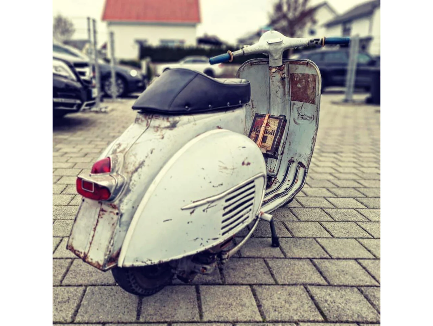 Öljykannuteline jalkatilaan, Vespa VL3, VB1, GS150 (VS2-4), VNA, VNB, VBA, VBB, GL150, Sprint150 (VLB), Super (VNC/VBC), GT/GTR125 (VNL2), TS125 (VNL3), V50N/L/R/Special (V5A/B), PV125 (VMA), ET3 <a href="https://italialaiset.fi/wp-content/uploads/2022/01/image-1.png"><img class="alignright wp-image-38916" src="https://italialaiset.fi/wp-content/uploads/2022/01/image-1-150x150.png" alt="" width="100" height="78" /></a>Öljykannuteline jalkatilaan, Vespa VL3, VB1, GS150 (VS2-4), VNA, VNB, VBA, VBB, GL150, Sprint150 (VLB), Super (VNC/VBC), GT/GTR125 (VNL2), TS125 (VNL3), V50N/L/R/Special (V5A/B), PV125 (VMA), ET3 malleihin. <ul> <li>terästä, maalaamaton</li> <li>sopii useimmille 50-60-luvun kahden litran öljykannuille</li> <li>sisältää nahkahihnan kannun kiinnitykselle (öljykannu ei sisälly)</li> <li>valmistettu Saksassa</li> <li>vaatii pohjatyöt ja maalauksen, ei ole tarkoitettu patinoitumaan</li> <li>mitat 170x210x65mm</li> </ul> Öljykannuteline jalkatilaan, Vespa VL3, VB1, GS150 (VS2-4), VNA, VNB, VBA, VBB, GL150, Sprint150 (VLB), Super (VNC/VBC), GT/GTR125 (VNL2), TS125 (VNL3), V50N/L/R/Special (V5A/B), PV125 (VMA), ET3