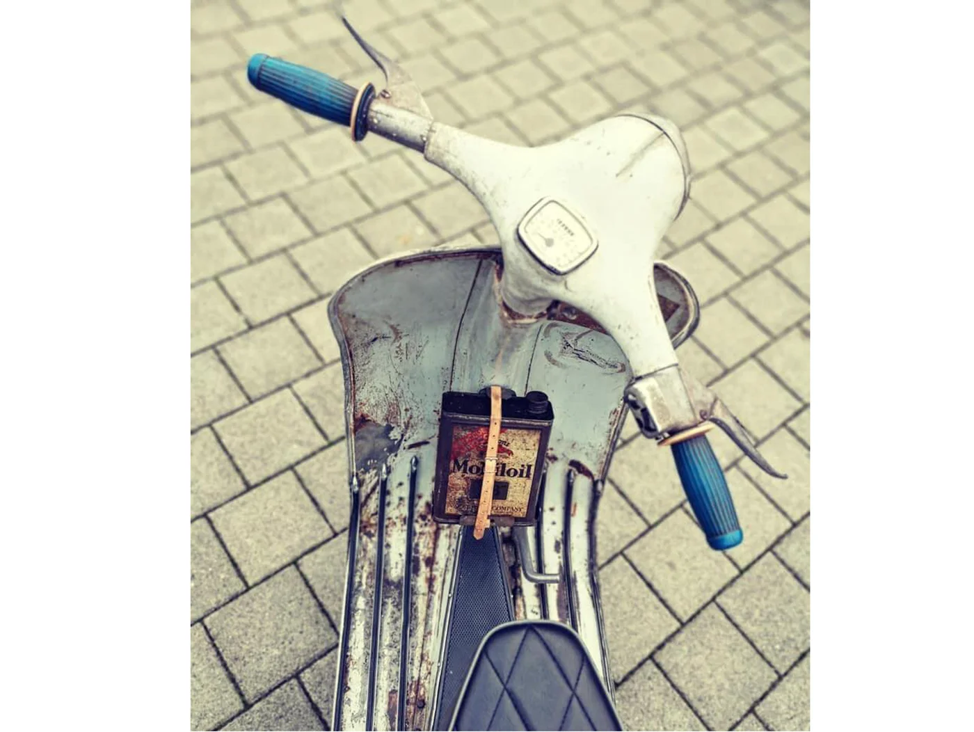 Öljykannuteline jalkatilaan, Vespa VL3, VB1, GS150 (VS2-4), VNA, VNB, VBA, VBB, GL150, Sprint150 (VLB), Super (VNC/VBC), GT/GTR125 (VNL2), TS125 (VNL3), V50N/L/R/Special (V5A/B), PV125 (VMA), ET3 <a href="https://italialaiset.fi/wp-content/uploads/2022/01/image-1.png"><img class="alignright wp-image-38916" src="https://italialaiset.fi/wp-content/uploads/2022/01/image-1-150x150.png" alt="" width="100" height="78" /></a>Öljykannuteline jalkatilaan, Vespa VL3, VB1, GS150 (VS2-4), VNA, VNB, VBA, VBB, GL150, Sprint150 (VLB), Super (VNC/VBC), GT/GTR125 (VNL2), TS125 (VNL3), V50N/L/R/Special (V5A/B), PV125 (VMA), ET3 malleihin. <ul> <li>terästä, maalaamaton</li> <li>sopii useimmille 50-60-luvun kahden litran öljykannuille</li> <li>sisältää nahkahihnan kannun kiinnitykselle (öljykannu ei sisälly)</li> <li>valmistettu Saksassa</li> <li>vaatii pohjatyöt ja maalauksen, ei ole tarkoitettu patinoitumaan</li> <li>mitat 170x210x65mm</li> </ul> Öljykannuteline jalkatilaan, Vespa VL3, VB1, GS150 (VS2-4), VNA, VNB, VBA, VBB, GL150, Sprint150 (VLB), Super (VNC/VBC), GT/GTR125 (VNL2), TS125 (VNL3), V50N/L/R/Special (V5A/B), PV125 (VMA), ET3