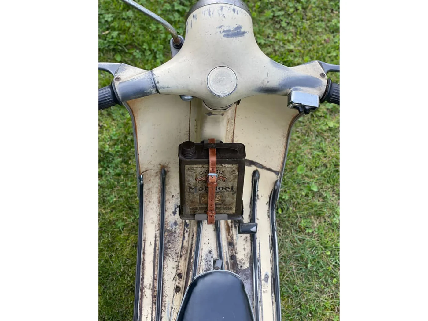 Öljykannuteline jalkatilaan, Vespa VL3, VB1, GS150 (VS2-4), VNA, VNB, VBA, VBB, GL150, Sprint150 (VLB), Super (VNC/VBC), GT/GTR125 (VNL2), TS125 (VNL3), V50N/L/R/Special (V5A/B), PV125 (VMA), ET3 <a href="https://italialaiset.fi/wp-content/uploads/2022/01/image-1.png"><img class="alignright wp-image-38916" src="https://italialaiset.fi/wp-content/uploads/2022/01/image-1-150x150.png" alt="" width="100" height="78" /></a>Öljykannuteline jalkatilaan, Vespa VL3, VB1, GS150 (VS2-4), VNA, VNB, VBA, VBB, GL150, Sprint150 (VLB), Super (VNC/VBC), GT/GTR125 (VNL2), TS125 (VNL3), V50N/L/R/Special (V5A/B), PV125 (VMA), ET3 malleihin. <ul> <li>terästä, maalaamaton</li> <li>sopii useimmille 50-60-luvun kahden litran öljykannuille</li> <li>sisältää nahkahihnan kannun kiinnitykselle (öljykannu ei sisälly)</li> <li>valmistettu Saksassa</li> <li>vaatii pohjatyöt ja maalauksen, ei ole tarkoitettu patinoitumaan</li> <li>mitat 170x210x65mm</li> </ul> Öljykannuteline jalkatilaan, Vespa VL3, VB1, GS150 (VS2-4), VNA, VNB, VBA, VBB, GL150, Sprint150 (VLB), Super (VNC/VBC), GT/GTR125 (VNL2), TS125 (VNL3), V50N/L/R/Special (V5A/B), PV125 (VMA), ET3