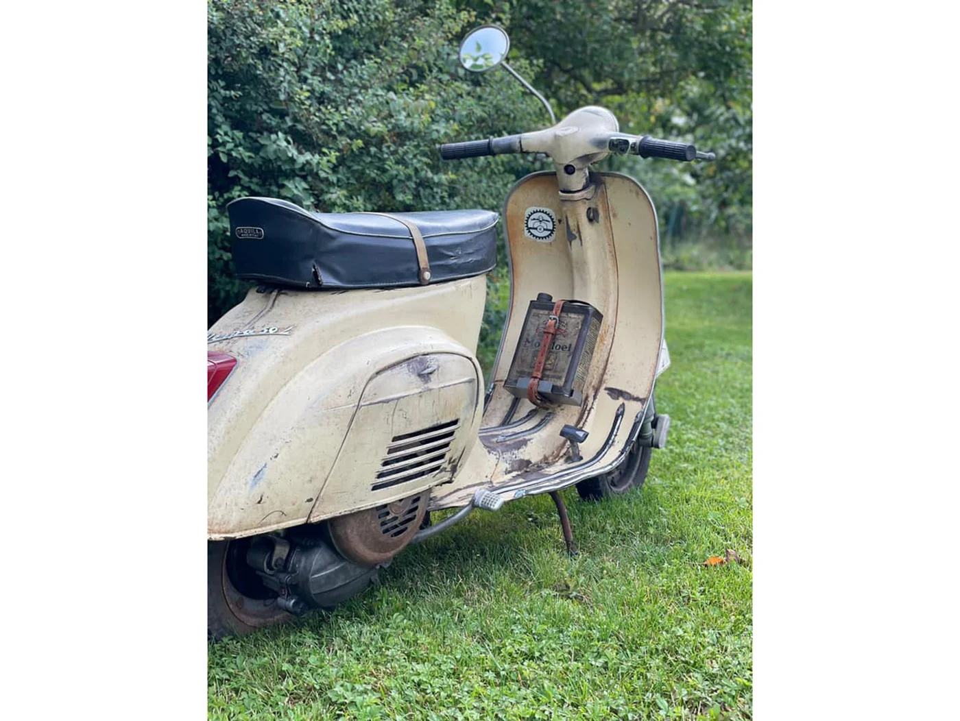 Öljykannuteline jalkatilaan, Vespa VL3, VB1, GS150 (VS2-4), VNA, VNB, VBA, VBB, GL150, Sprint150 (VLB), Super (VNC/VBC), GT/GTR125 (VNL2), TS125 (VNL3), V50N/L/R/Special (V5A/B), PV125 (VMA), ET3 <a href="https://italialaiset.fi/wp-content/uploads/2022/01/image-1.png"><img class="alignright wp-image-38916" src="https://italialaiset.fi/wp-content/uploads/2022/01/image-1-150x150.png" alt="" width="100" height="78" /></a>Öljykannuteline jalkatilaan, Vespa VL3, VB1, GS150 (VS2-4), VNA, VNB, VBA, VBB, GL150, Sprint150 (VLB), Super (VNC/VBC), GT/GTR125 (VNL2), TS125 (VNL3), V50N/L/R/Special (V5A/B), PV125 (VMA), ET3 malleihin. <ul> <li>terästä, maalaamaton</li> <li>sopii useimmille 50-60-luvun kahden litran öljykannuille</li> <li>sisältää nahkahihnan kannun kiinnitykselle (öljykannu ei sisälly)</li> <li>valmistettu Saksassa</li> <li>vaatii pohjatyöt ja maalauksen, ei ole tarkoitettu patinoitumaan</li> <li>mitat 170x210x65mm</li> </ul> Öljykannuteline jalkatilaan, Vespa VL3, VB1, GS150 (VS2-4), VNA, VNB, VBA, VBB, GL150, Sprint150 (VLB), Super (VNC/VBC), GT/GTR125 (VNL2), TS125 (VNL3), V50N/L/R/Special (V5A/B), PV125 (VMA), ET3