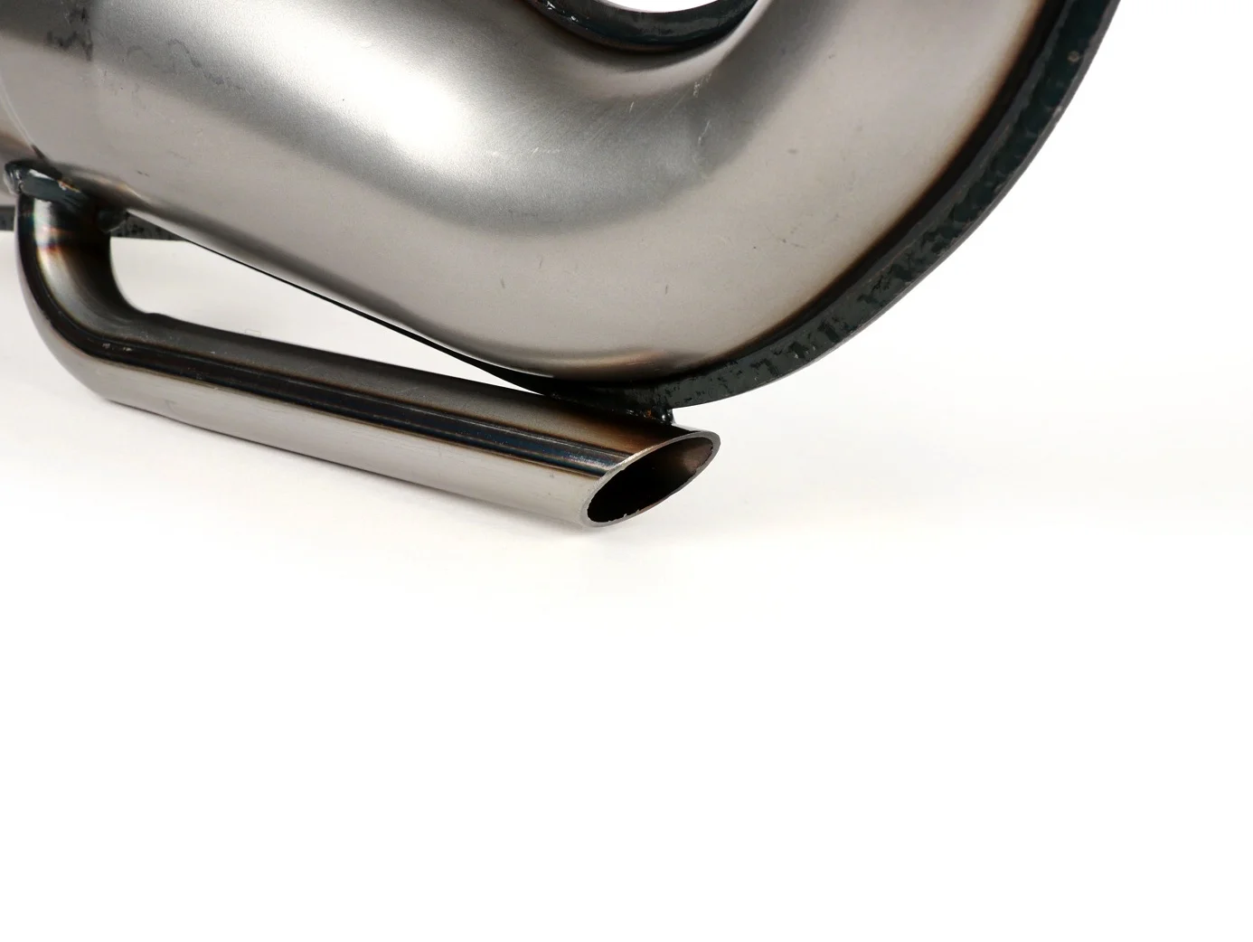 Pakoputki Gianelli Banana, Vespa PV125 ja ET3 <a href="https://italialaiset.fi/wp-content/uploads/2022/03/image-3.png"><img class="alignright size-full wp-image-39572" src="https://italialaiset.fi/wp-content/uploads/2022/03/image-3.png" alt="" width="113" height="38" /></a>Pakoputki Gianelli Banana, Vespa PV125 ja ET3 malleihin. GIANELLI on siistiksi viimeistelty monipuolinen pakoputki. Toiminta perustuu Piaggio banaaniin ja on melko samanlainen kuin muut italialaiset kilpailijat. Pakoputken muoto on klassikko Italiassa. Hyvän vääntökäyrän ansiosta Gianellilla voidaan ajaa helposti ja se on myös hyvä valinta kaupunkiin. Siitä huolimatta se parantaa kierrosherkkyyttä ja mahdollistaa suuremman huippunopeuden. Pakoputki Gianelli Banana, Vespa PV125 ja ET3