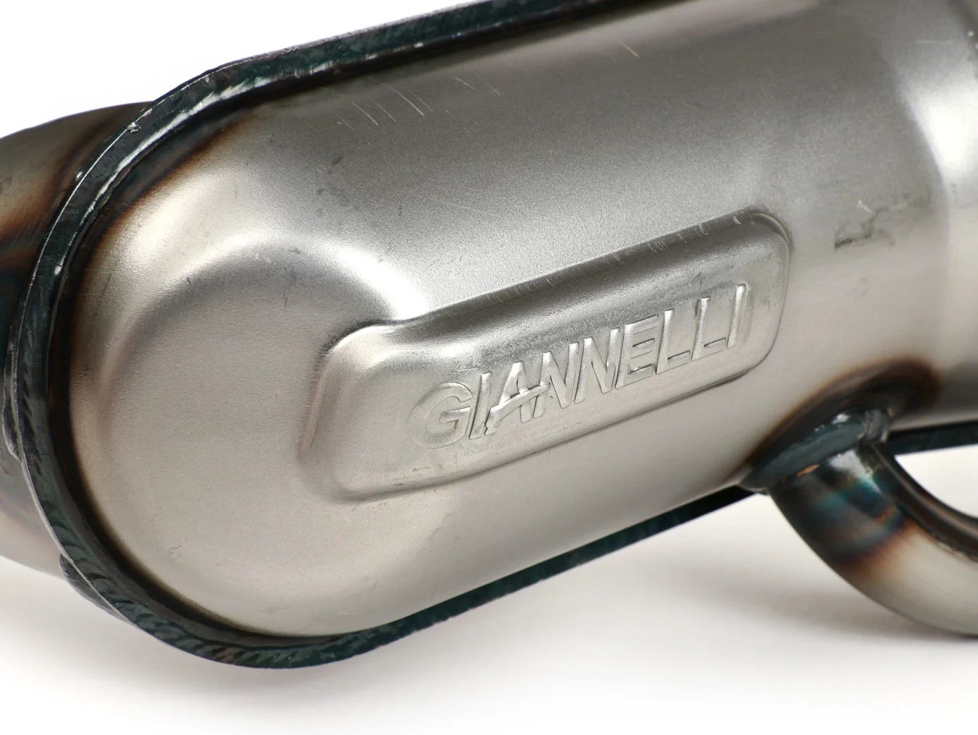 Pakoputki Gianelli Banana, Vespa PV125 ja ET3 <a href="https://italialaiset.fi/wp-content/uploads/2022/03/image-3.png"><img class="alignright size-full wp-image-39572" src="https://italialaiset.fi/wp-content/uploads/2022/03/image-3.png" alt="" width="113" height="38" /></a>Pakoputki Gianelli Banana, Vespa PV125 ja ET3 malleihin. GIANELLI on siistiksi viimeistelty monipuolinen pakoputki. Toiminta perustuu Piaggio banaaniin ja on melko samanlainen kuin muut italialaiset kilpailijat. Pakoputken muoto on klassikko Italiassa. Hyvän vääntökäyrän ansiosta Gianellilla voidaan ajaa helposti ja se on myös hyvä valinta kaupunkiin. Siitä huolimatta se parantaa kierrosherkkyyttä ja mahdollistaa suuremman huippunopeuden. Pakoputki Gianelli Banana, Vespa PV125 ja ET3