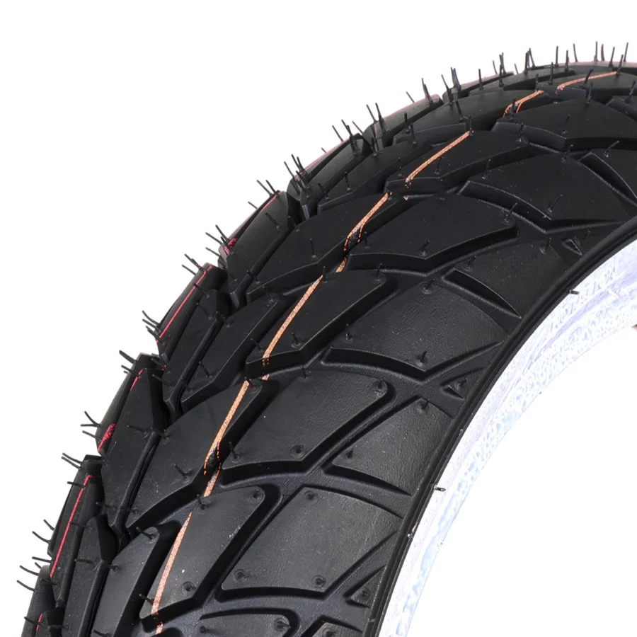 Sava/Mitas MC20 Monsun 110/70-11 TL 45L valkosivurengas <a href="https://italialaiset.fi/wp-content/uploads/2021/10/image.png"><img class="alignright size-full wp-image-38174" src="https://italialaiset.fi/wp-content/uploads/2021/10/image.png" alt="" width="139" height="35" /></a>Sava/Mitas MC20 Monsun 110/70-11 TL 45L valkosivurengas. Jatkuvan kehityksen myötä Sava-brändi on ansainnut vakaan paikan skootterien rengasmarkkinoilla. Sava Monsun MC20 on maantierengas, joka näyttää edelleen kilpa-geeninsä. Vahvasti profilointi on parhaillaan kostealla kelillä ja sateessa ajettaessa. Kumiseos mahdollistaa myös äärimmäiset kallistuskulmat kuivalla ajettaessa ilman liiallista haittaa rullauksessa. Hyvä kestävyys korostaa hyvää hinta-laatusuhdetta. Jotkut valmistajat suojaavat valkoisen renkaan sivuseinämää pölyltä ja lialta pinnoitteella (sininen). Tämä voidaan helposti poistaa pienellä lämpimällä saippuavedellä. Sava/Mitas MC20 Monsun 110/70-11 TL 45L valkosivurengas