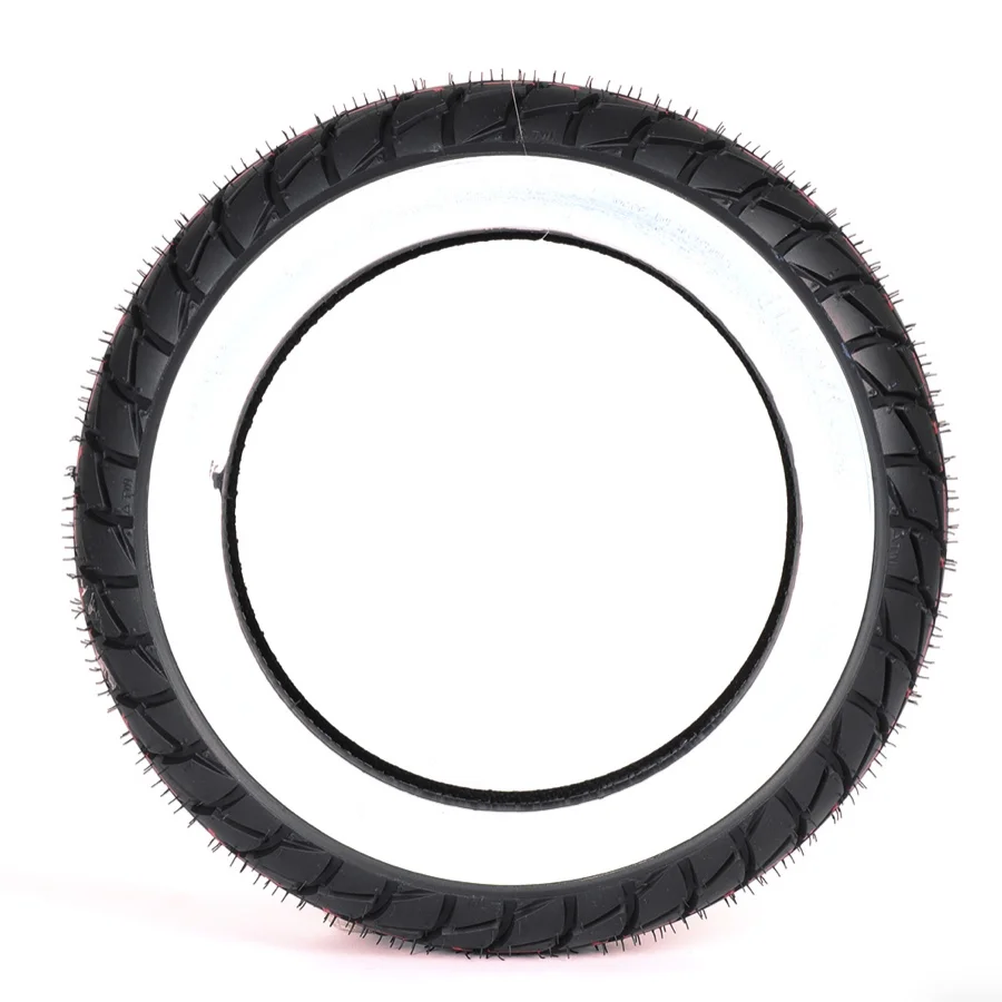 Sava/Mitas MC20 Monsun 110/70-11 TL 45L valkosivurengas <a href="https://italialaiset.fi/wp-content/uploads/2021/10/image.png"><img class="alignright size-full wp-image-38174" src="https://italialaiset.fi/wp-content/uploads/2021/10/image.png" alt="" width="139" height="35" /></a>Sava/Mitas MC20 Monsun 110/70-11 TL 45L valkosivurengas. Jatkuvan kehityksen myötä Sava-brändi on ansainnut vakaan paikan skootterien rengasmarkkinoilla. Sava Monsun MC20 on maantierengas, joka näyttää edelleen kilpa-geeninsä. Vahvasti profilointi on parhaillaan kostealla kelillä ja sateessa ajettaessa. Kumiseos mahdollistaa myös äärimmäiset kallistuskulmat kuivalla ajettaessa ilman liiallista haittaa rullauksessa. Hyvä kestävyys korostaa hyvää hinta-laatusuhdetta. Jotkut valmistajat suojaavat valkoisen renkaan sivuseinämää pölyltä ja lialta pinnoitteella (sininen). Tämä voidaan helposti poistaa pienellä lämpimällä saippuavedellä. Sava/Mitas MC20 Monsun 110/70-11 TL 45L valkosivurengas