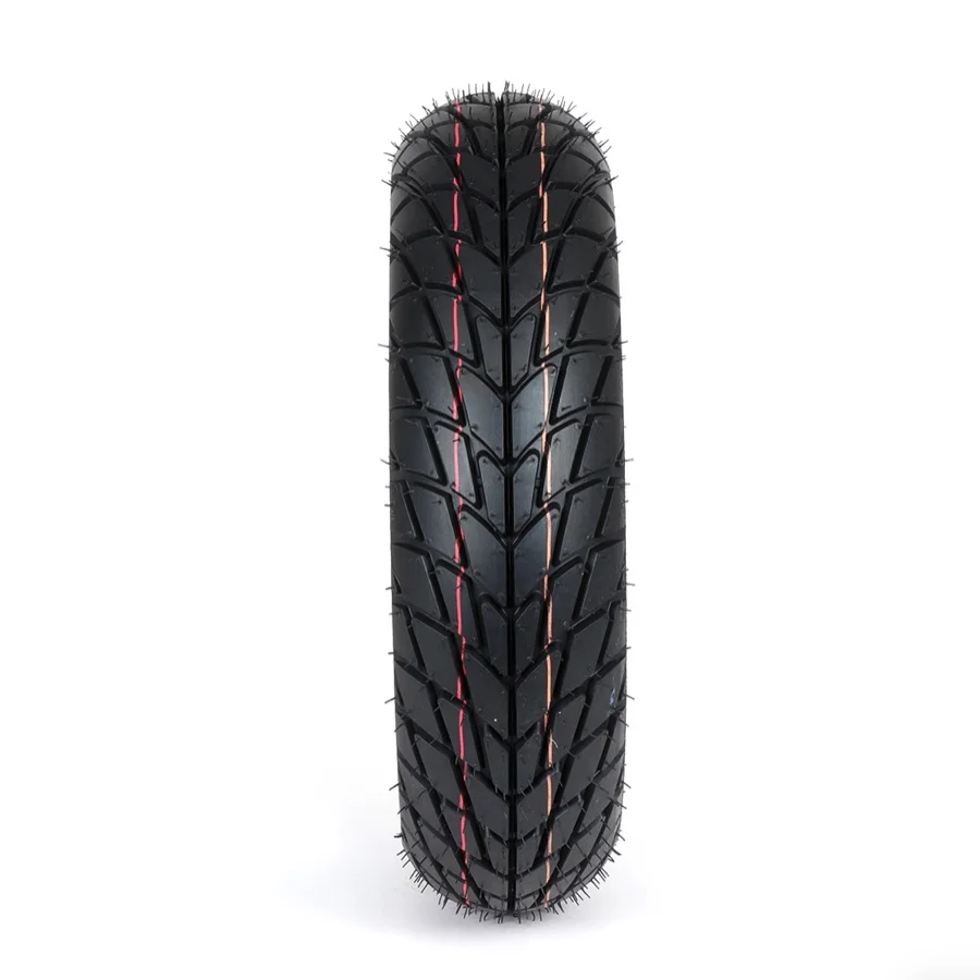 Sava/Mitas MC20 Monsun 110/70-11 TL 45L valkosivurengas <a href="https://italialaiset.fi/wp-content/uploads/2021/10/image.png"><img class="alignright size-full wp-image-38174" src="https://italialaiset.fi/wp-content/uploads/2021/10/image.png" alt="" width="139" height="35" /></a>Sava/Mitas MC20 Monsun 110/70-11 TL 45L valkosivurengas. Jatkuvan kehityksen myötä Sava-brändi on ansainnut vakaan paikan skootterien rengasmarkkinoilla. Sava Monsun MC20 on maantierengas, joka näyttää edelleen kilpa-geeninsä. Vahvasti profilointi on parhaillaan kostealla kelillä ja sateessa ajettaessa. Kumiseos mahdollistaa myös äärimmäiset kallistuskulmat kuivalla ajettaessa ilman liiallista haittaa rullauksessa. Hyvä kestävyys korostaa hyvää hinta-laatusuhdetta. Jotkut valmistajat suojaavat valkoisen renkaan sivuseinämää pölyltä ja lialta pinnoitteella (sininen). Tämä voidaan helposti poistaa pienellä lämpimällä saippuavedellä. Sava/Mitas MC20 Monsun 110/70-11 TL 45L valkosivurengas