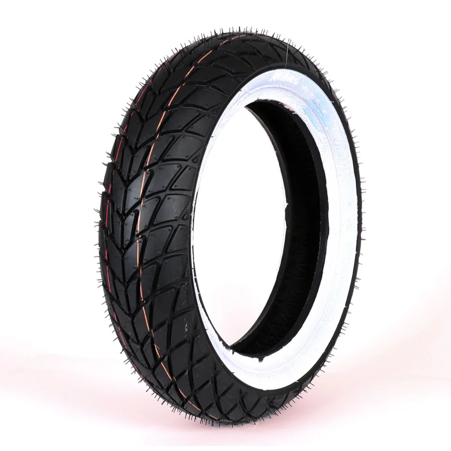 Sava/Mitas MC20 Monsun 110/70-11 TL 45L valkosivurengas <a href="https://italialaiset.fi/wp-content/uploads/2021/10/image.png"><img class="alignright size-full wp-image-38174" src="https://italialaiset.fi/wp-content/uploads/2021/10/image.png" alt="" width="139" height="35" /></a>Sava/Mitas MC20 Monsun 110/70-11 TL 45L valkosivurengas. Jatkuvan kehityksen myötä Sava-brändi on ansainnut vakaan paikan skootterien rengasmarkkinoilla. Sava Monsun MC20 on maantierengas, joka näyttää edelleen kilpa-geeninsä. Vahvasti profilointi on parhaillaan kostealla kelillä ja sateessa ajettaessa. Kumiseos mahdollistaa myös äärimmäiset kallistuskulmat kuivalla ajettaessa ilman liiallista haittaa rullauksessa. Hyvä kestävyys korostaa hyvää hinta-laatusuhdetta. Jotkut valmistajat suojaavat valkoisen renkaan sivuseinämää pölyltä ja lialta pinnoitteella (sininen). Tämä voidaan helposti poistaa pienellä lämpimällä saippuavedellä. Sava/Mitas MC20 Monsun 110/70-11 TL 45L valkosivurengas