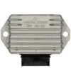 Jännitteensäädin 8-napainen 12V, Piaggio <a href="https://italialaiset.fi/wp-content/uploads/2019/08/image-14.png"><img class="alignright size-full wp-image-15883" src="https://italialaiset.fi/wp-content/uploads/2019/08/image-14.png" alt="Piaggio logo" width="145" height="45" /></a>Jännitteensäädin 8-napainen 12V, Piaggio / Gilera. Sopii mm. malleihin Gilera 50 cc 2-tahti (kaasutin mallit, alkaen 1998), Vespa S, LX, LXV, Sprint 50, Primavera 50, ET4 125ccm (ZAPM04000 vuoteen 1998), Aprilia Mojito Retro 125 ccm (ZD4PM Piaggio moottorilla). Sisältää sisäänrakennetun vilkkureleen. <ul> <li>alkuperäinen Piaggio varaosa</li> </ul> Tarkista sopivuus alla olevasta taulukosta valmistenumeron alkuosalla. Jännitteensäädin 8-napainen 12V, Piaggio
