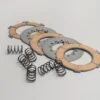 Kytkinlevysarja, Vespa PX, Sprint, VNA, VNB, VNC ja GT <a href="https://italialaiset.fi/wp-content/uploads/2022/08/image.png"><img class="alignright size-full wp-image-41111" src="https://italialaiset.fi/wp-content/uploads/2022/08/image.png" alt="" width="92" height="65" /></a>Surflexin kytkinlevysarja, Vespa PX, Sprint, VNA, VNB, VNC ja GT malleihin. <ul> <li>3 kitkalevyä</li> <li>2 välilevyä</li> <li>halkaisija 96 mm</li> <li>paksuus 2x 3,2 mm ja 1x 2,0 mm</li> <li>välilevyjen paksuus 1,5 mm</li> <li>6 jousta</li> </ul> Kytkinlevysarja, Vespa PX, Sprint, VNA, VNB, VNC ja GT