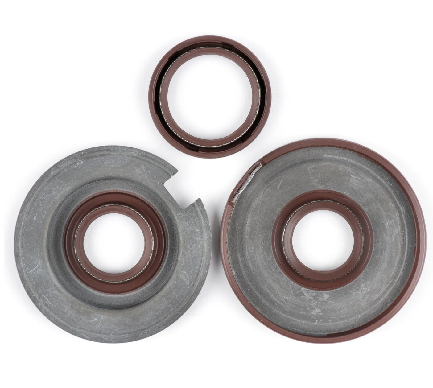 Öljytiivistesarja Viton, Vespa Sprint, Sprint Veloce, GT, GTR, GL, VBB, VNB ja VBA <a href="https://italialaiset.fi/wp-content/uploads/2021/01/BGM_PRO_c1.png"><img class="alignright size-full wp-image-30568" src="https://italialaiset.fi/wp-content/uploads/2021/01/BGM_PRO_c1.png" alt="" width="140" height="40" /></a>BGM Pron Viton kuminen öljytiivistesarja, Vespa Sprint, Sprint Veloce, GT, GTR, GL, VBB, VNB ja VBA malleihin. <ul> <li>alkuperäistä laadukkaampi paremmin nykybensaa kestävä tiivistesarja</li> </ul> Tarkista sopivuus alla olevasta taulukosta valmistenumeron alkuosalla. Öljytiivistesarja Viton, Vespa Sprint, Sprint Veloce, GT, GTR, GL, VBB, VNB ja VBA