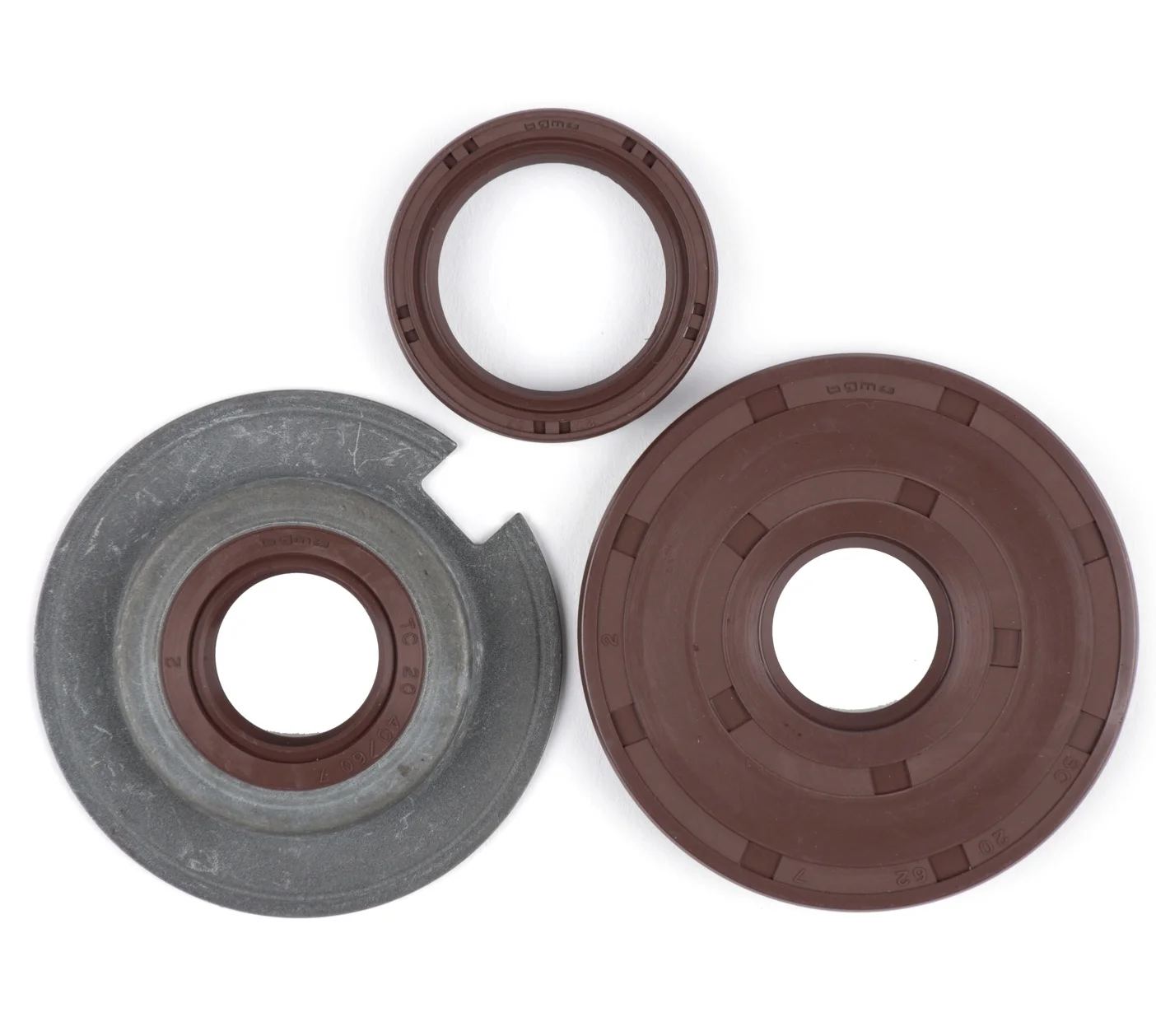 Öljytiivistesarja Viton, Vespa Sprint, Sprint Veloce, GT, GTR, GL, VBB, VNB ja VBA <a href="https://italialaiset.fi/wp-content/uploads/2021/01/BGM_PRO_c1.png"><img class="alignright size-full wp-image-30568" src="https://italialaiset.fi/wp-content/uploads/2021/01/BGM_PRO_c1.png" alt="" width="140" height="40" /></a>BGM Pron Viton kuminen öljytiivistesarja, Vespa Sprint, Sprint Veloce, GT, GTR, GL, VBB, VNB ja VBA malleihin. <ul> <li>alkuperäistä laadukkaampi paremmin nykybensaa kestävä tiivistesarja</li> </ul> Tarkista sopivuus alla olevasta taulukosta valmistenumeron alkuosalla. Öljytiivistesarja Viton, Vespa Sprint, Sprint Veloce, GT, GTR, GL, VBB, VNB ja VBA