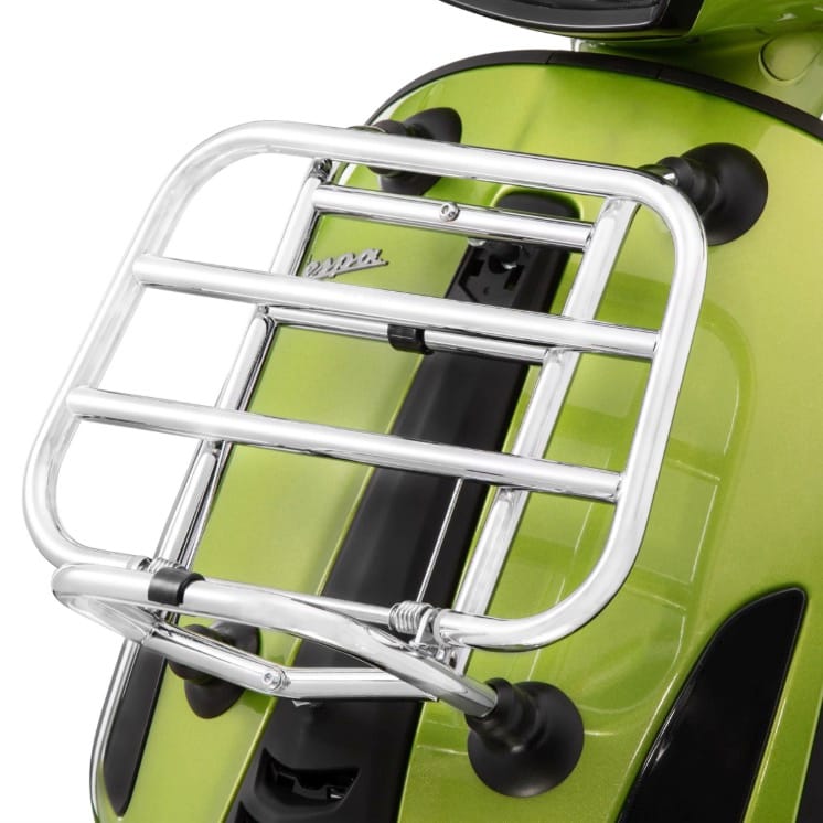 Tavarateline eteen FA, Vespa Primavera, Sprint ja Elettrica 50-150cc <a href="https://italialaiset.fi/wp-content/uploads/2020/12/image-5.png"><img class="alignright size-full wp-image-29785" src="https://italialaiset.fi/wp-content/uploads/2020/12/image-5.png" alt="" width="143" height="28" /></a>F.A. Italian valmistama avarateline eteen, Vespa Primavera, Sprint ja Elettrica 50-150 cc -malleihin. Katso tarkempi sopivuus alla olevasta taulukosta. <ul> <li>lastausala 32 x 21 cm</li> <li>kromattu</li> <li>alas taittuva</li> </ul> Tavarateline eteen FA, Vespa Primavera, Sprint ja Elettrica 50-150cc