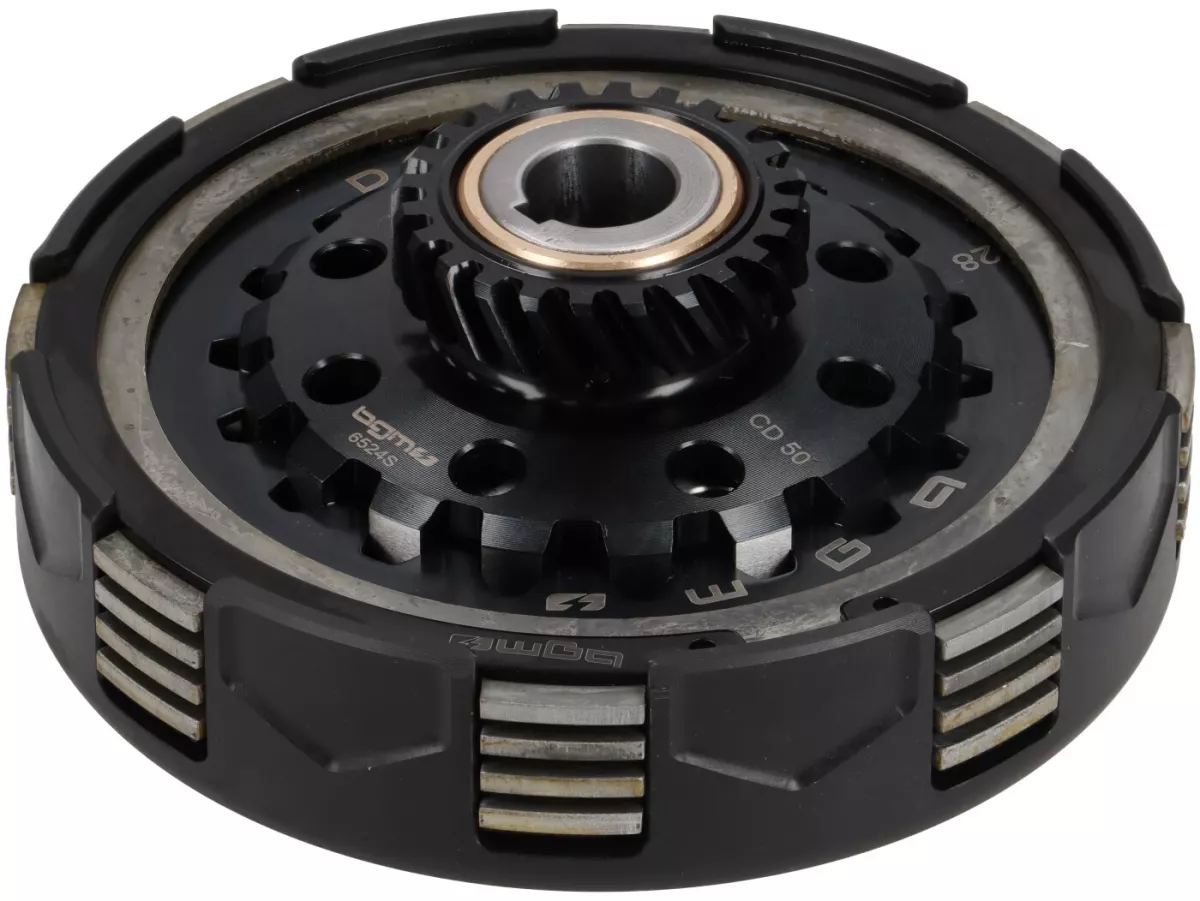 Kytkin BGM PRO Superstrong 2.0 Touring STD 24 hampainen, Vespa PX200 ja Rally 200 <a href="https://italialaiset.fi/wp-content/uploads/2021/01/BGM_PRO_c1.png"><img class="alignright size-full wp-image-30568" src="https://italialaiset.fi/wp-content/uploads/2021/01/BGM_PRO_c1.png" alt="" width="140" height="40" /></a>BGM PRO Superstrong 2.0 Touring STD -kytkin Ultralube-pinnoitteella, 24 hammasta ensiövälityksen 64/65-hampaiselle rattaalle. Sopii Vespa PX200- ja Rally 200 -malleihin. Korvaa aiemman mallin BGM8099D. <ul> <li>Valmistettu Saksassa</li> <li>Cosa2-tyyppiset kitkalevyt (teräs/korkki)</li> <li>Erittäin kestävä ja kevyt käyttää – sopii retkiajoon ja viritettyihin moottoreihin</li> <li>Ultralube-pinnoite vähentää kulumista</li> </ul> Kytkin BGM PRO Superstrong 2.0 Touring STD 24 hampainen, Vespa PX200 ja Rally 200 etuviistosta, kytkin ja lamellit