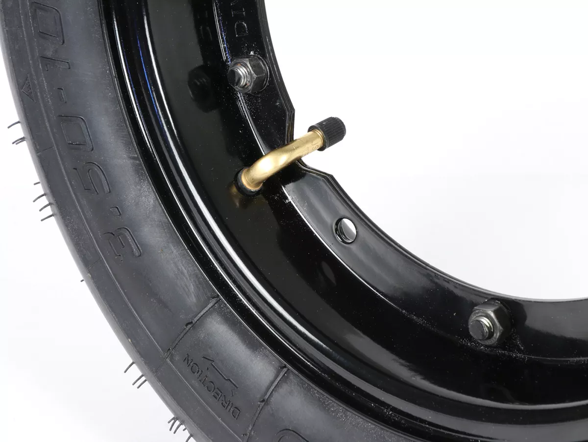 BGM Sport 3.50 - 10" TT 59S rengas mustalla vanteella, Vespa PX, Sprint, Rally <a href="https://italialaiset.fi/wp-content/uploads/2021/01/BGM_PRO_c1.png"><img class="alignright size-full wp-image-30568" src="https://italialaiset.fi/wp-content/uploads/2021/01/BGM_PRO_c1.png" alt="" width="140" height="40" /></a>BGM Sport 3.50 - 10" TT 59S rengas mustalle vanteelle valmiiksi asennettuna. Sopii esimerkiksi Vespa PX, Sprint, Rally, GT, GTR, TS, T4 malleihin ja LML Star/Stella malleihin. <ul> <li>rengas 3.5-10" (vahvistettu)</li> <li>vanne musta, maalattu 2.10-10"</li> </ul> BGM Sport 3.50 10" TT 59S rengas mustalla vanteella, Vespa PX, Sprint, Rally venttiili lähikuva, venttiili ja vanteen reuna