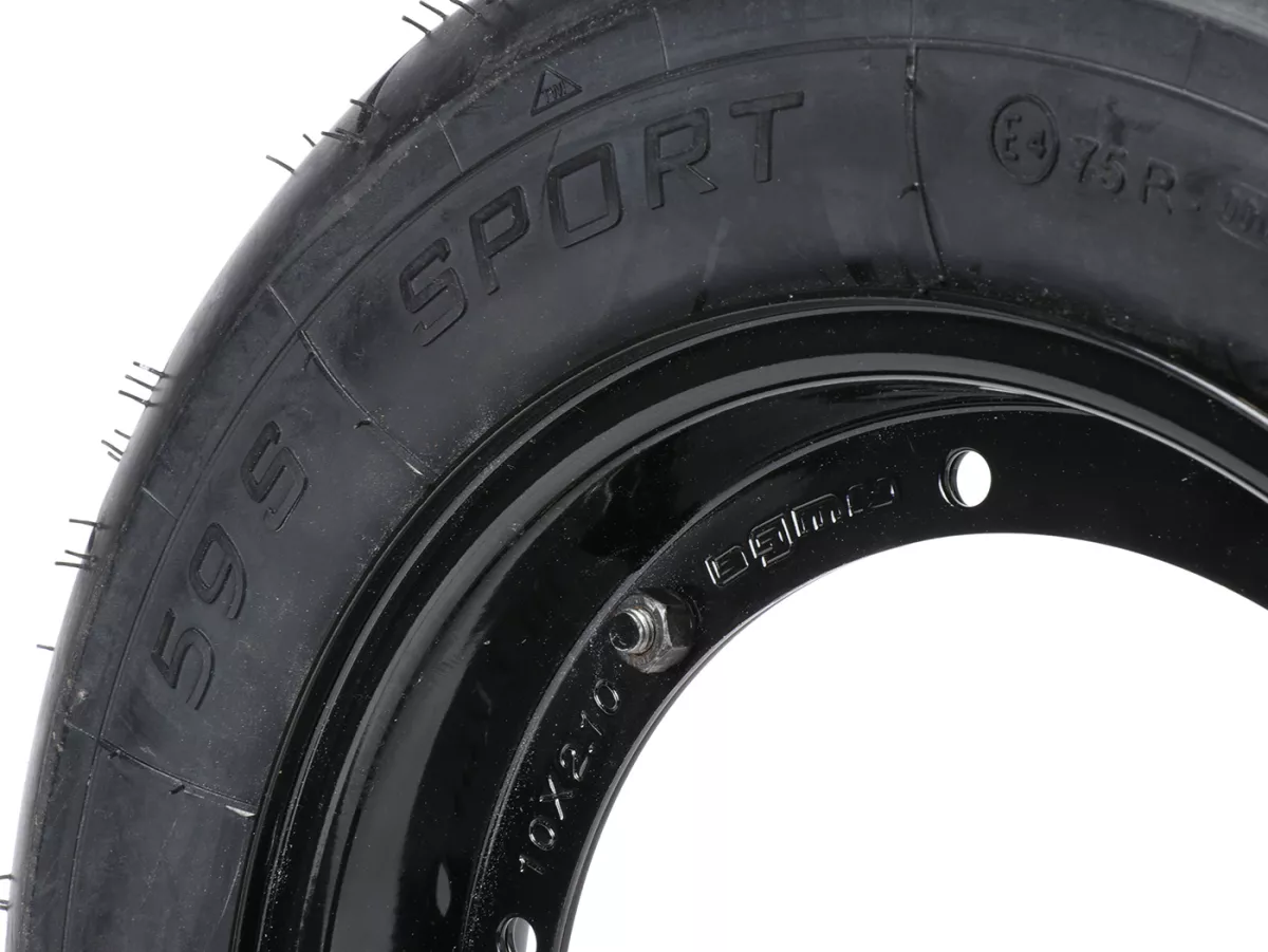 BGM Sport 3.50 - 10" TT 59S rengas mustalla vanteella, Vespa PX, Sprint, Rally <a href="https://italialaiset.fi/wp-content/uploads/2021/01/BGM_PRO_c1.png"><img class="alignright size-full wp-image-30568" src="https://italialaiset.fi/wp-content/uploads/2021/01/BGM_PRO_c1.png" alt="" width="140" height="40" /></a>BGM Sport 3.50 - 10" TT 59S rengas mustalle vanteelle valmiiksi asennettuna. Sopii esimerkiksi Vespa PX, Sprint, Rally, GT, GTR, TS, T4 malleihin ja LML Star/Stella malleihin. <ul> <li>rengas 3.5-10" (vahvistettu)</li> <li>vanne musta, maalattu 2.10-10"</li> </ul> BGM Sport 3.50 10" TT 59S rengas mustalla vanteella, Vespa PX, Sprint, Rally kylki lähikuva, renkaan kylkimerkinnät