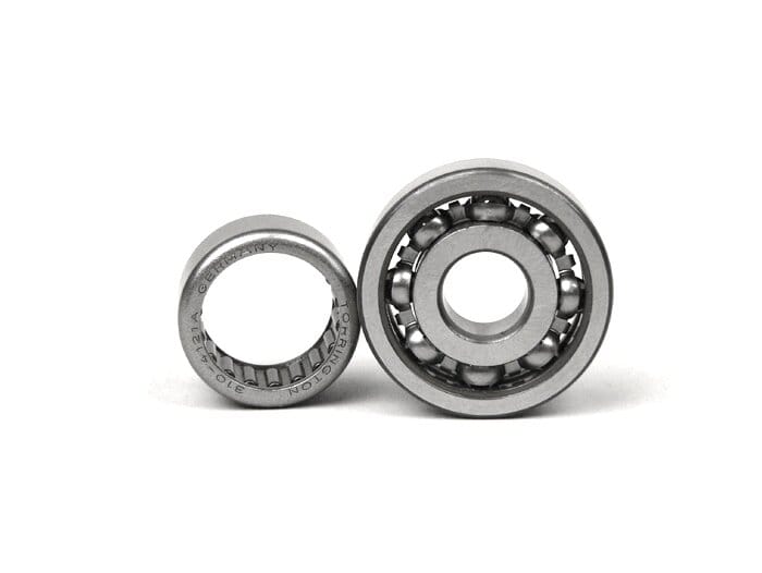 Moottorin laakerisarja, Vespa V50, V90, SS50, SS90, PV125, ET3 ja PK Moottorin laakerisarja, Vespa V50, V90, SS50, SS90, PV125, ET3 ja PK. Laadukas laakerisarja pikkurunkoiseen Vespaan, koottu tunnetuista laakerimerkeistä, kuten SKF, FAG ja INA. Katso tarkempi sopivuus ja laakerien koot alareunan välilehdiltä. Moottorin laakerisarja, Vespa V50, V90, SS50, SS90, PV125, ET3 ja PK laakeri
