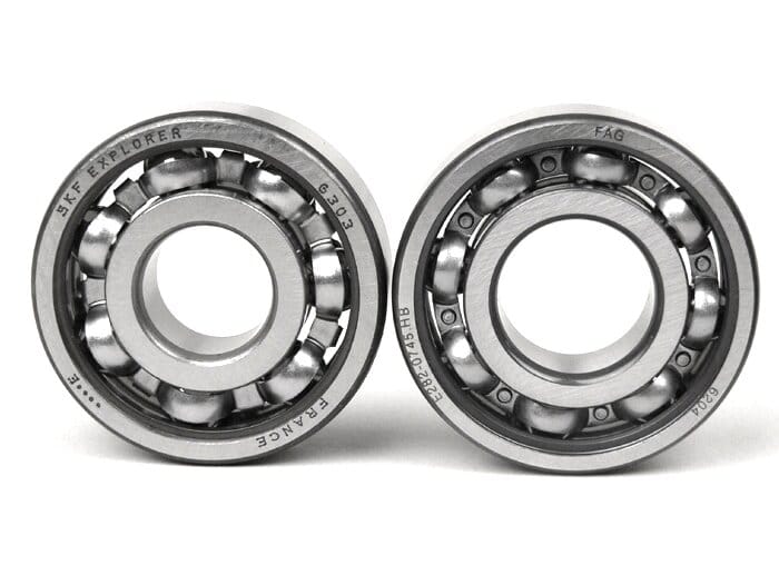 Moottorin laakerisarja, Vespa V50, V90, SS50, SS90, PV125, ET3 ja PK Moottorin laakerisarja, Vespa V50, V90, SS50, SS90, PV125, ET3 ja PK. Laadukas laakerisarja pikkurunkoiseen Vespaan, koottu tunnetuista laakerimerkeistä, kuten SKF, FAG ja INA. Katso tarkempi sopivuus ja laakerien koot alareunan välilehdiltä. Moottorin laakerisarja, Vespa V50, V90, SS50, SS90, PV125, ET3 ja PK laakerit edestä