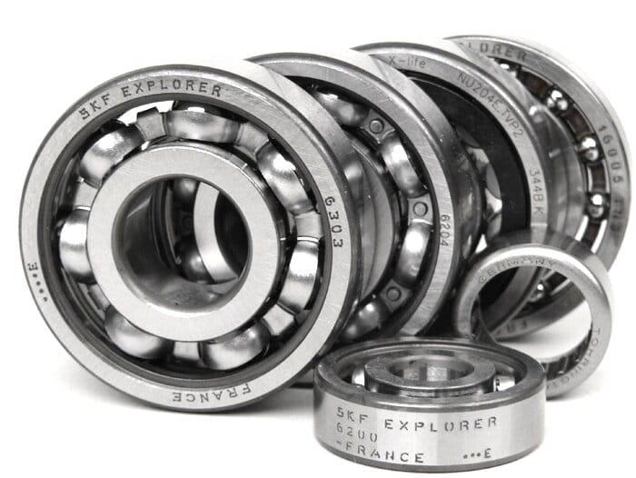 Moottorin laakerisarja, Vespa V50, V90, SS50, SS90, PV125, ET3 ja PK Moottorin laakerisarja, Vespa V50, V90, SS50, SS90, PV125, ET3 ja PK. Laadukas laakerisarja pikkurunkoiseen Vespaan, koottu tunnetuista laakerimerkeistä, kuten SKF, FAG ja INA. Katso tarkempi sopivuus ja laakerien koot alareunan välilehdiltä. Moottorin laakerisarja, Vespa V50, V90, SS50, SS90, PV125, ET3 ja PK laakerit lähikuva